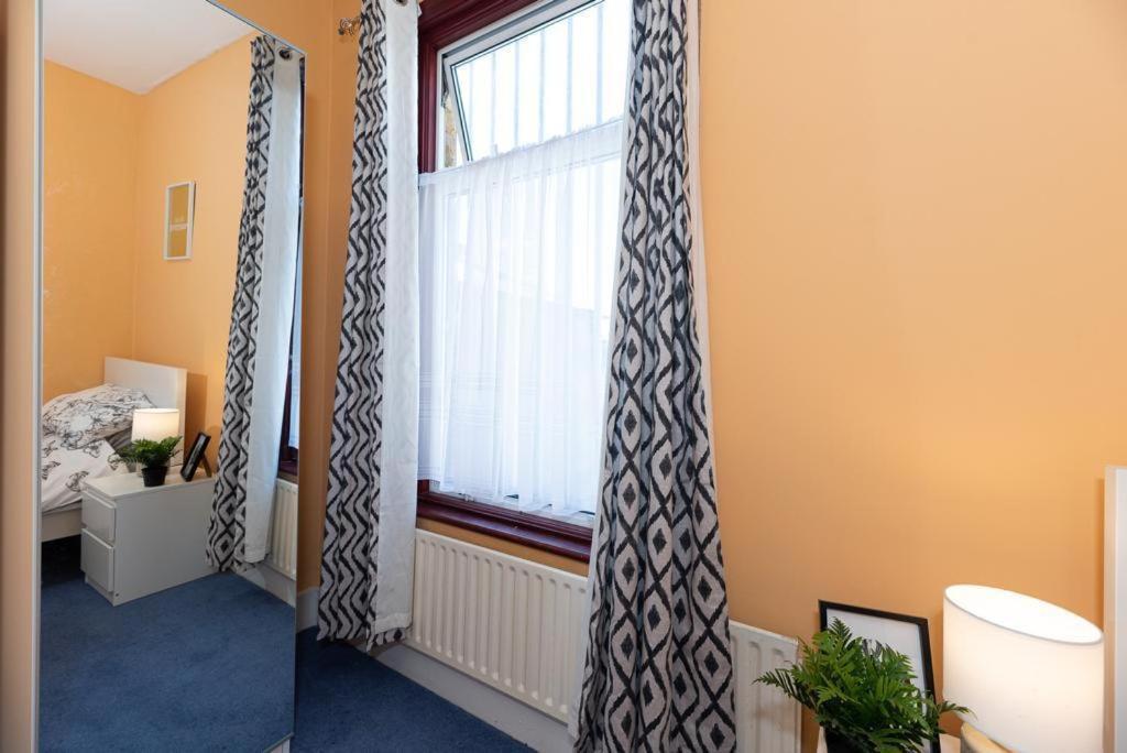 Barking Road Comfy House Apartment Londra Exterior foto